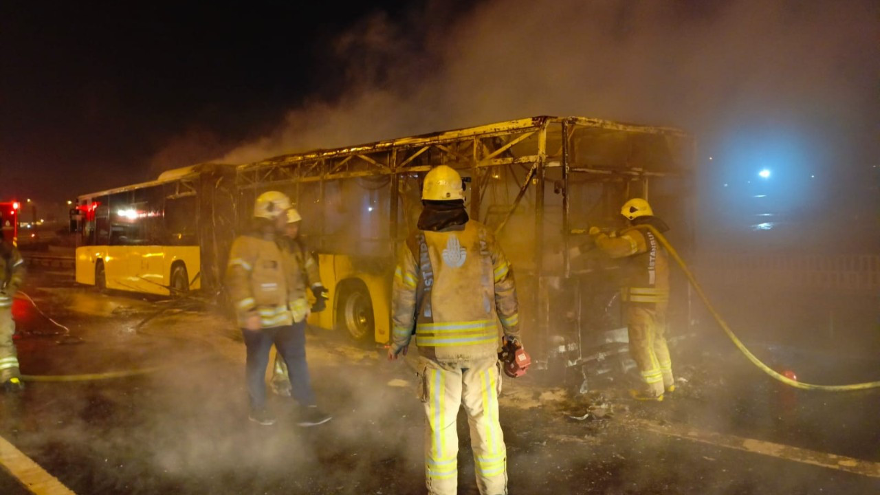 Bahçelievler'de seyir halindeki İETT otobüsü yandı