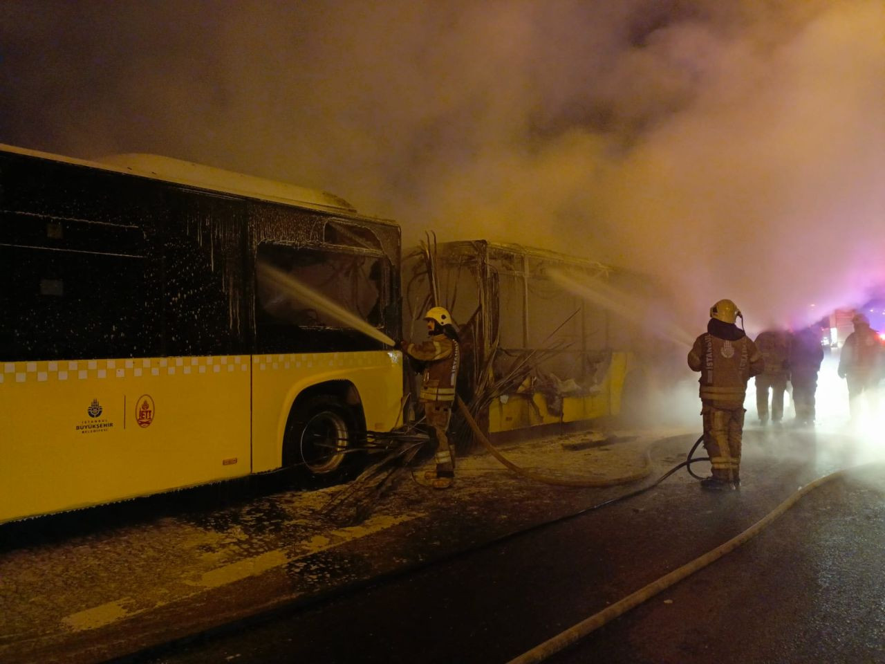 Bahçelievler'de seyir halindeki İETT otobüsü yandı - Sayfa 4