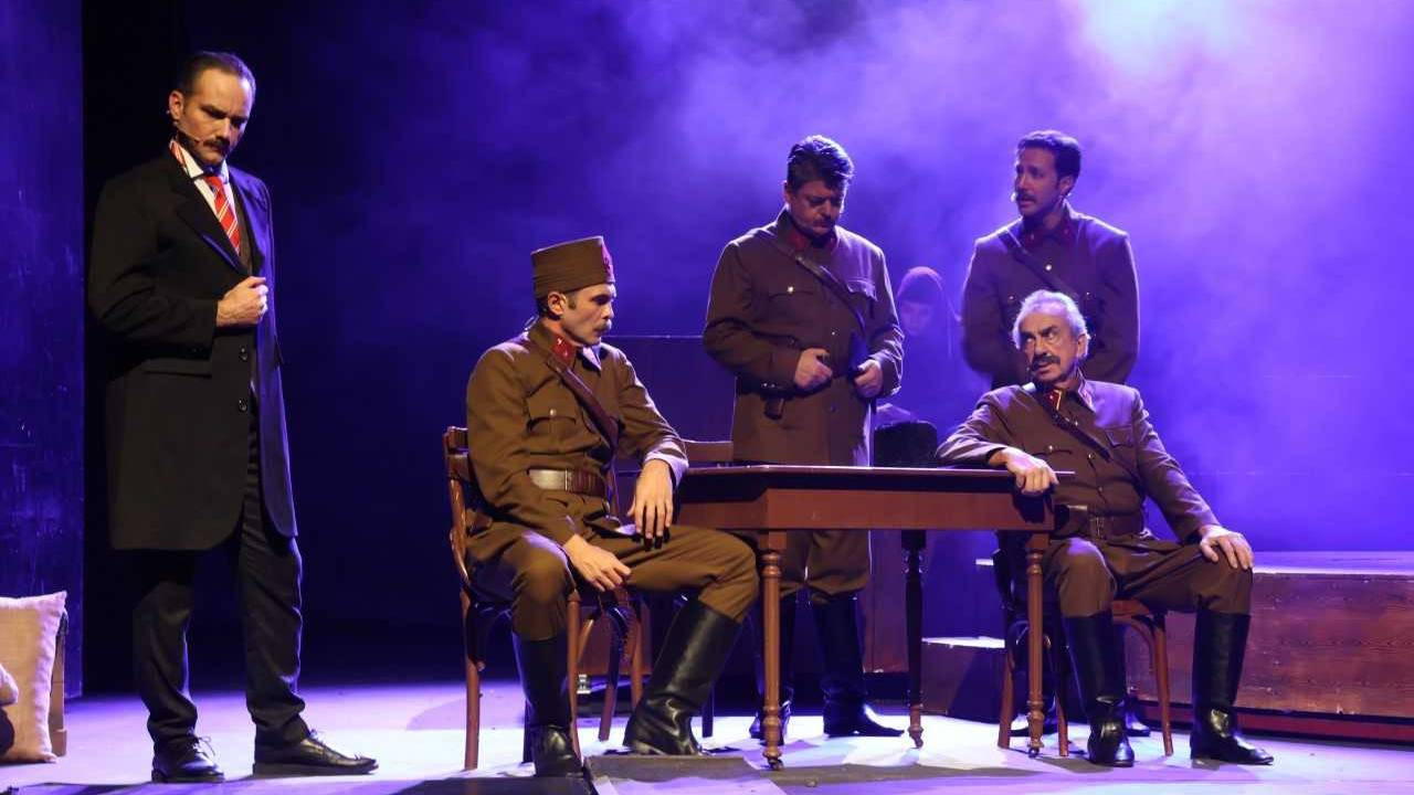 'Cumhuriyet'e Doğru' İzmir'de sahnelendi