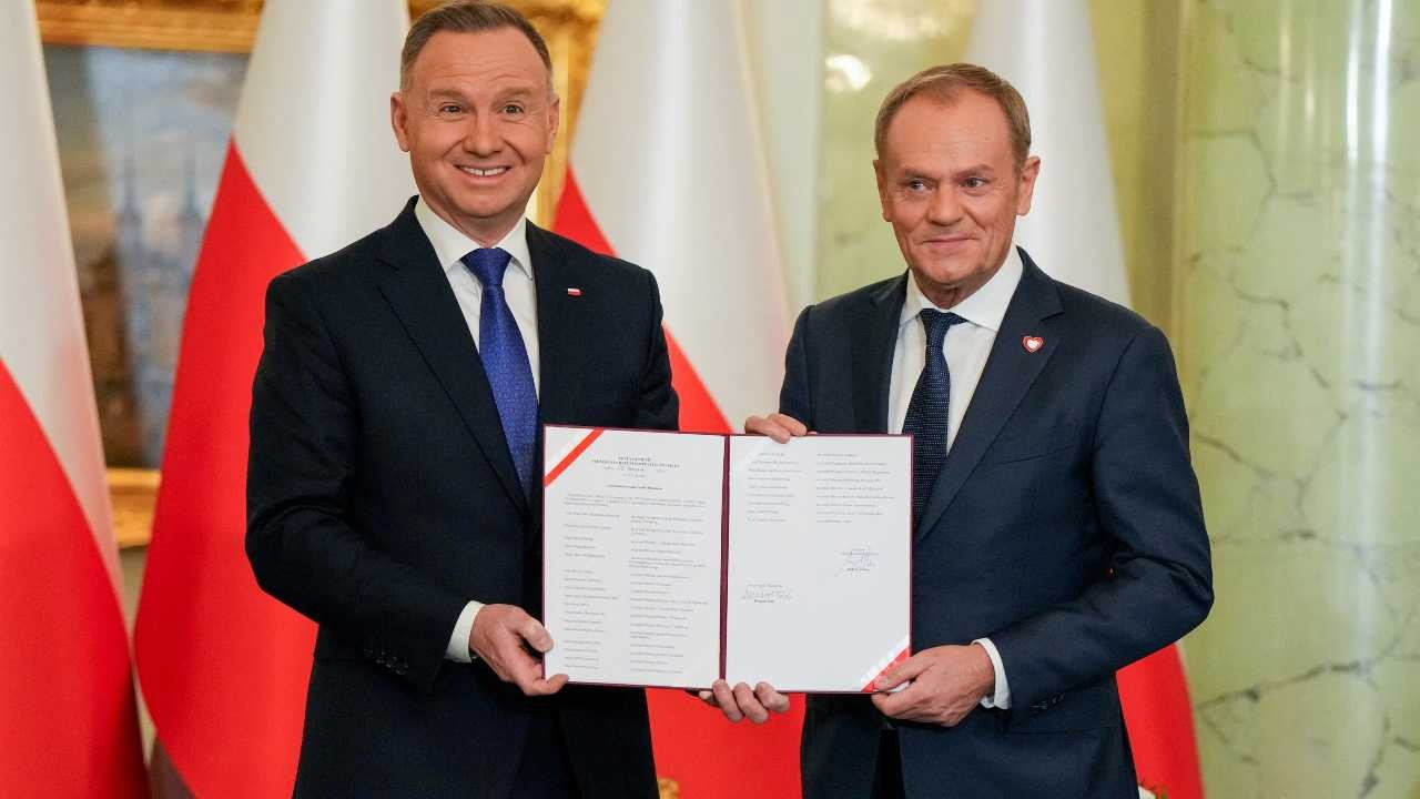 Polonya'da bir dönem kapandı: Tusk hükümeti göreve başladı
