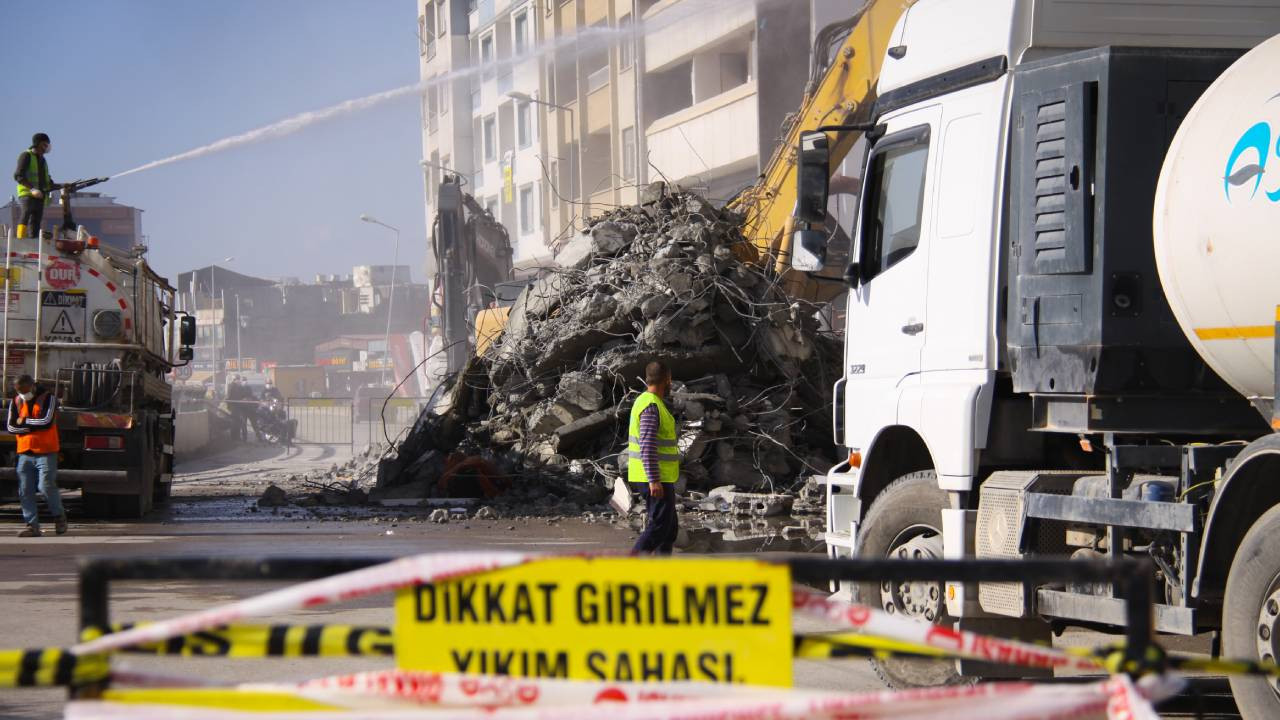 İskenderun'daki ağır hasarlı binaların yıkımı devam ediyor
