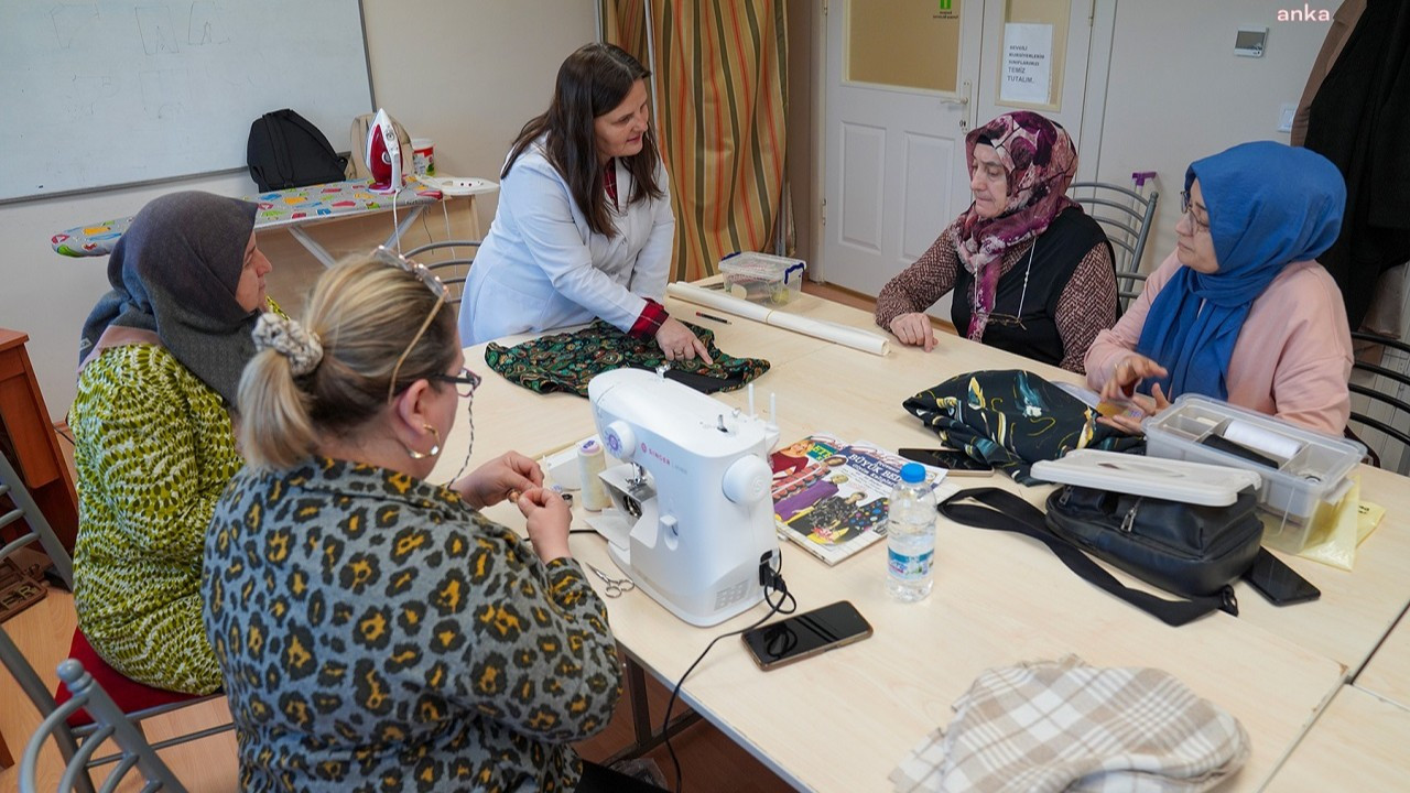 Tepebaşı Belediyesi'nin kurslarına katılan kadınlar kendi giyeceklerini üretiyor
