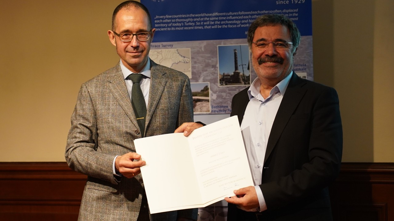 Ahmet Ümit Alman Arkeoloji Enstitüsü'nden üye beratı aldı