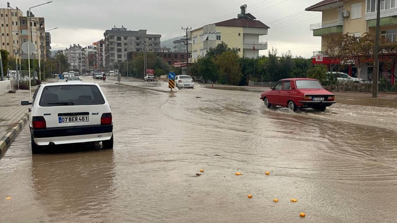 Antalya'da sağanak: İş yerlerini ve seraları su bastı