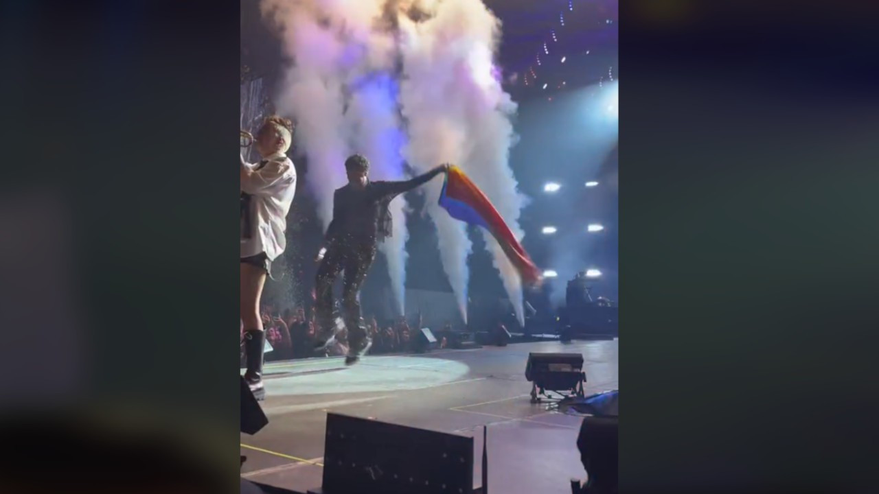 Konserde LGBTİ+ bayrağına müdahaleyi solist bitirdi