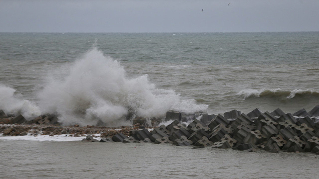 Düzce'de rüzgar etkisi: Dalgaların boyu 4 metreye ulaştı