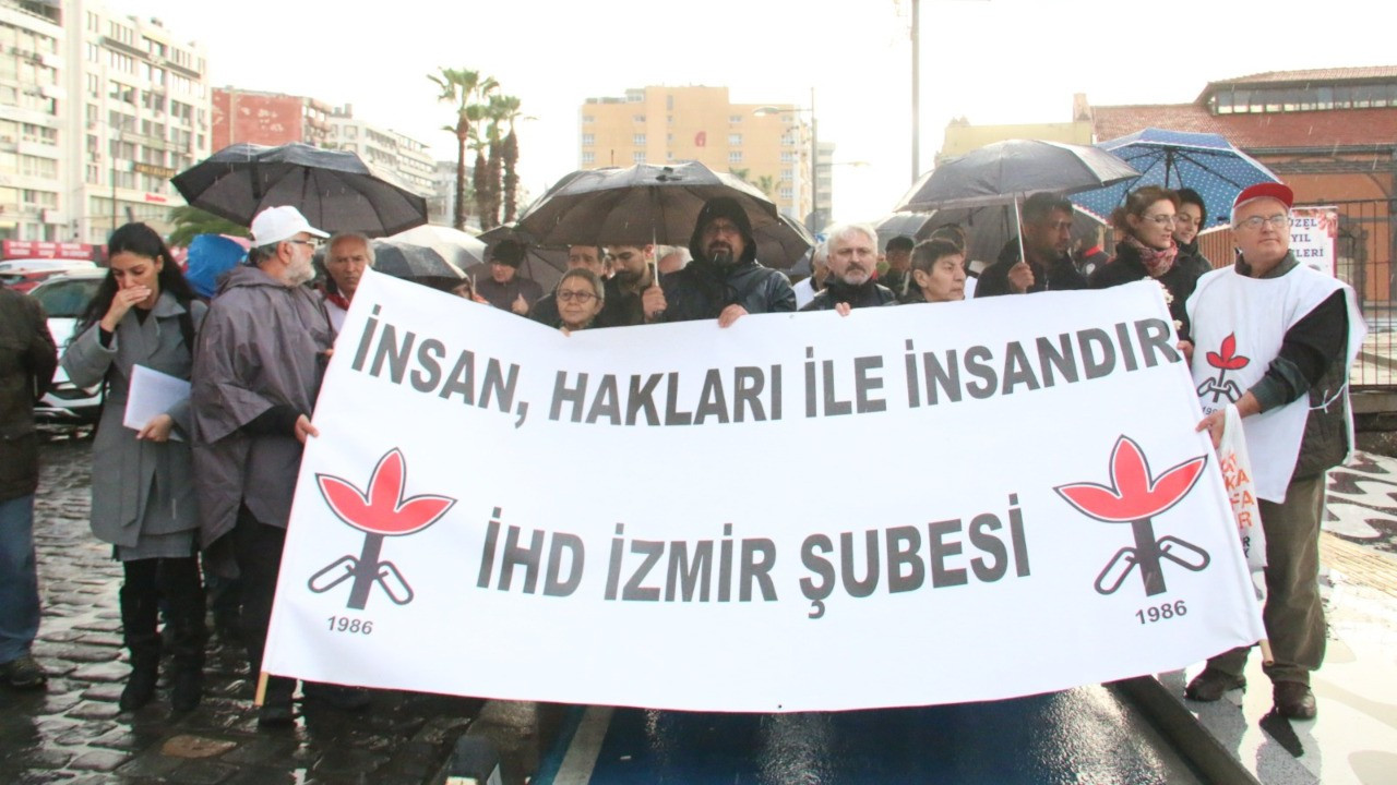 İzmir'de 'İnsan Haklarına Saygı Yürüyüşü' düzenlendi