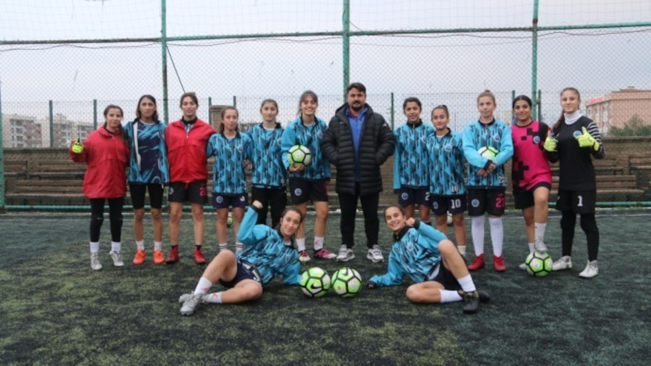 Silopi Kadın Futbol Takımı şampiyon olarak üst lige çıktı