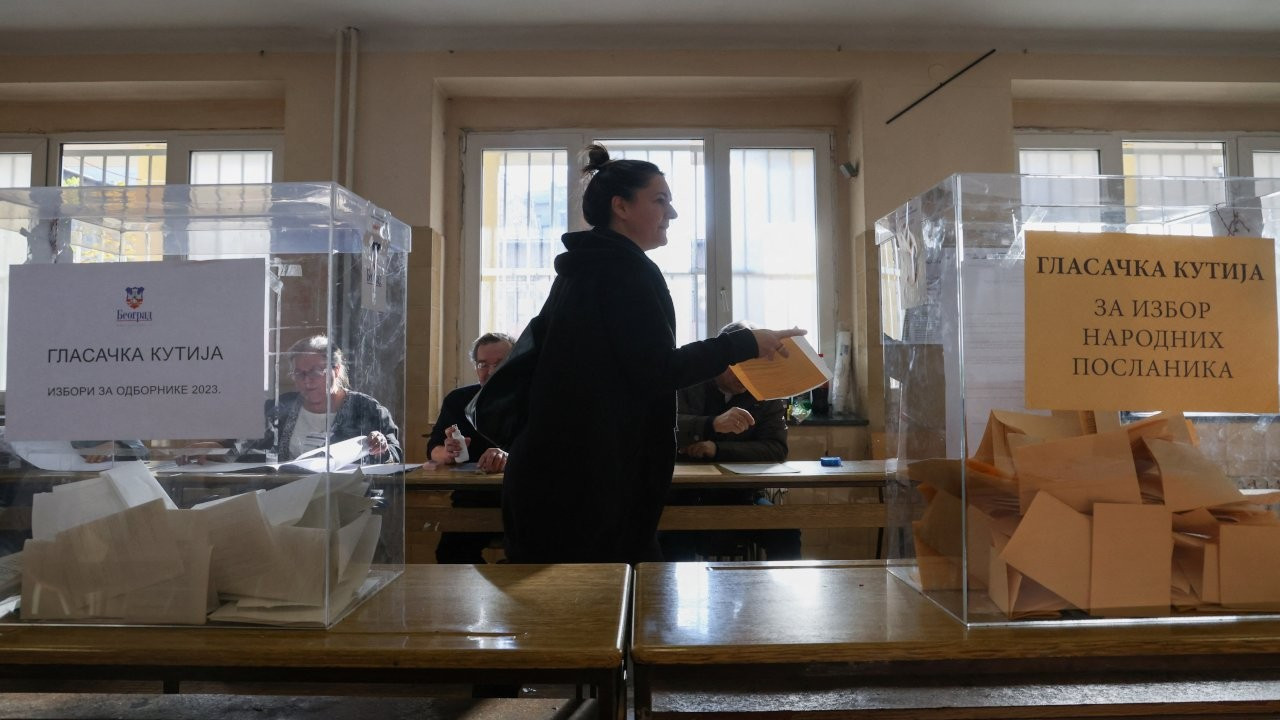Sırbistan'da 6.5 milyon seçmen sandık başında: Kimler yarışıyor?