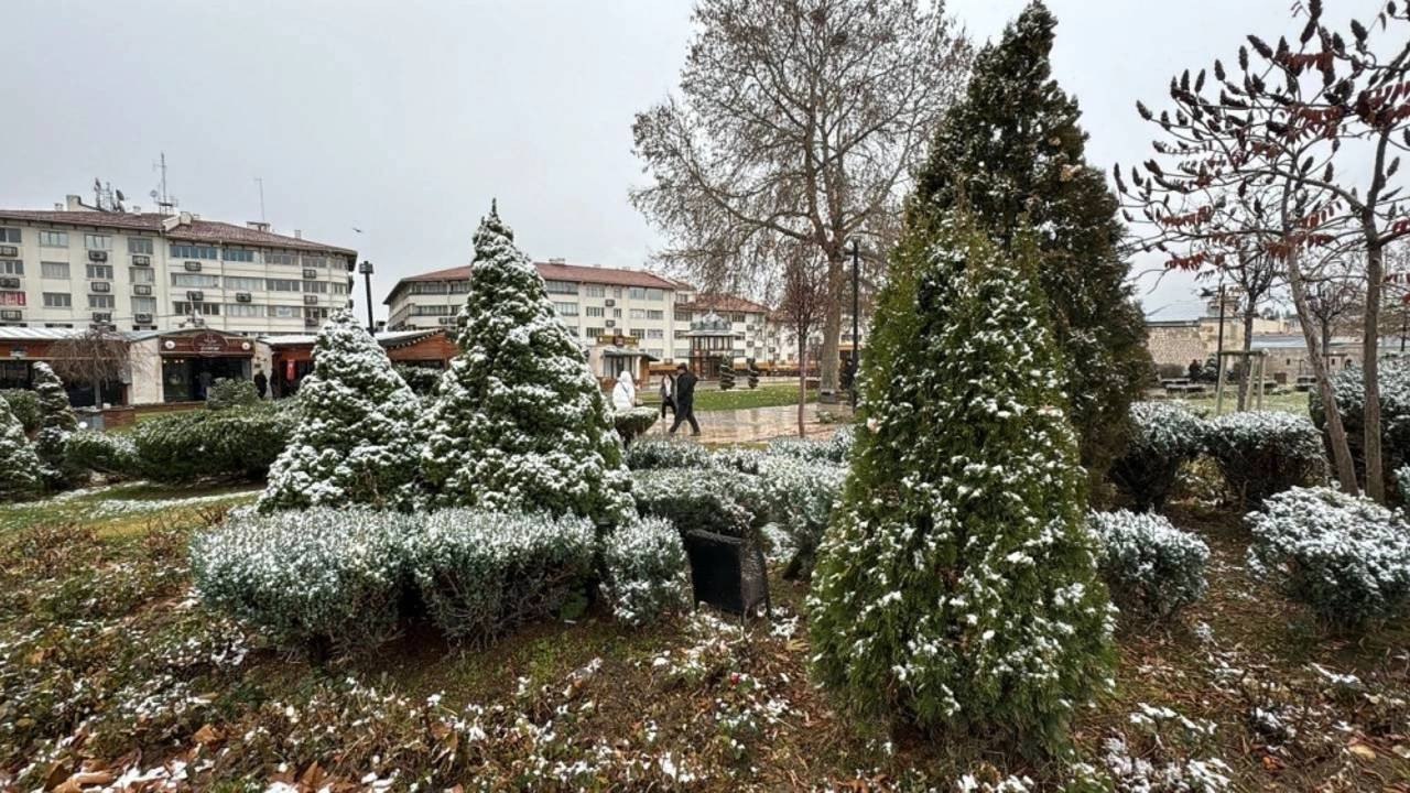 Sivas'ta sıcaklık düştü, kar yağışı başladı