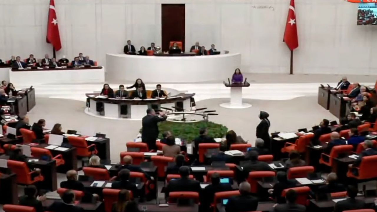 AK Partililer kürsüye yürüdü, oturuma ara verildi