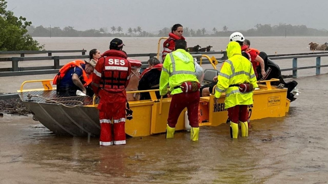Avustralya'da sel: Havalimanını su bastı, sokakta timsah görüldü