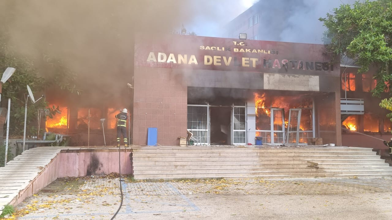 Adana'da eski hastane binasında yangın: İşçiler kurtarıldı