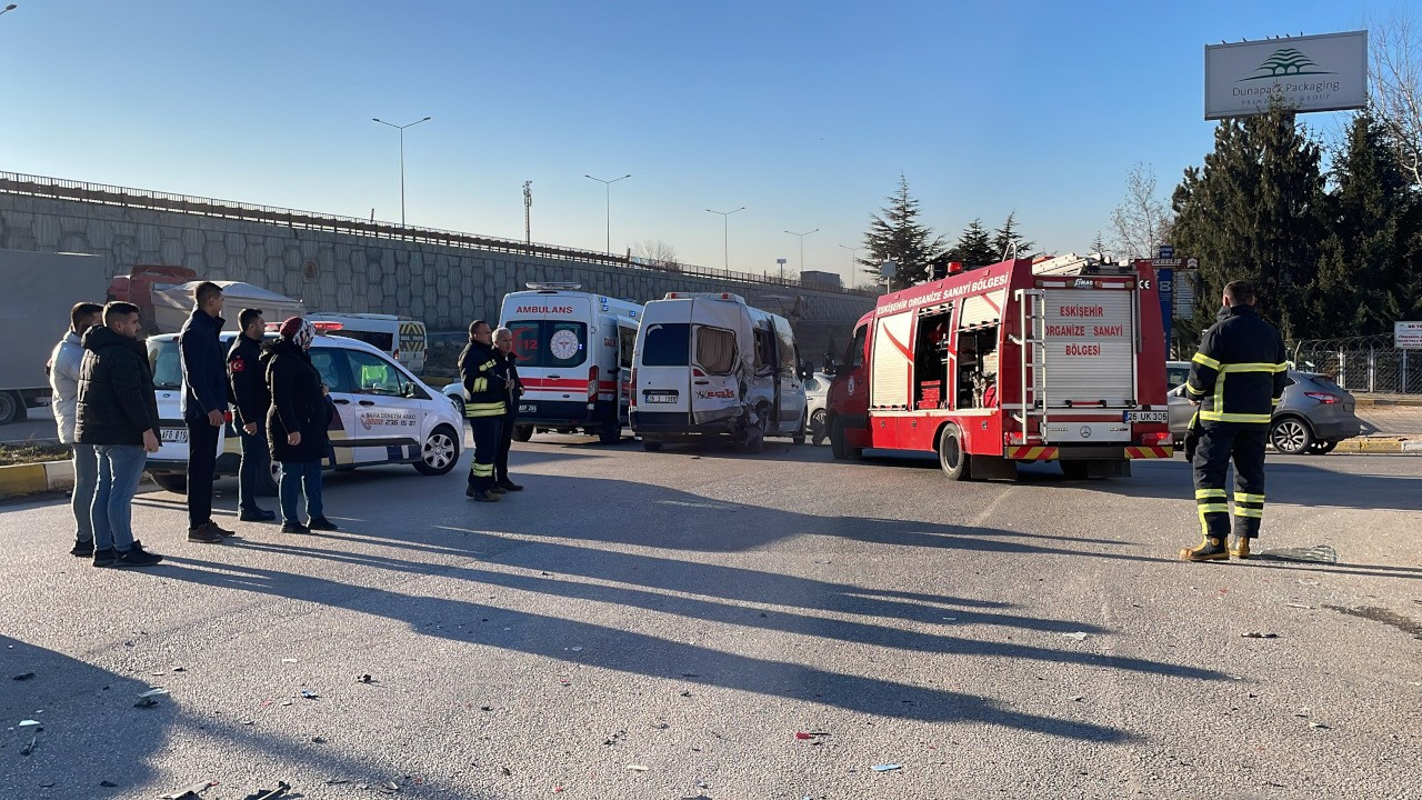 Eskişehir'de işçi servisleri kaza yaptı: 10 yaralı