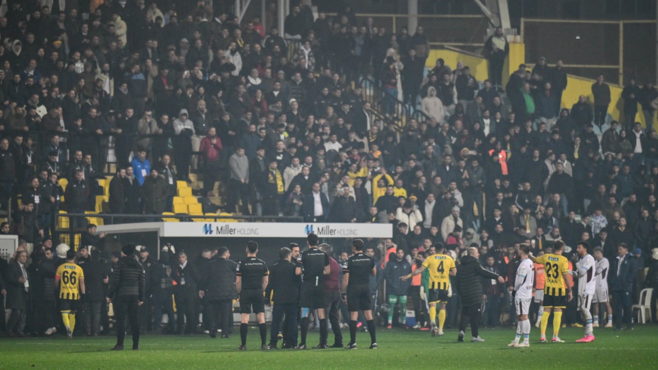 İstanbulspor, Trabzonspor'un ikinci golünden sonra sahadan çekildi