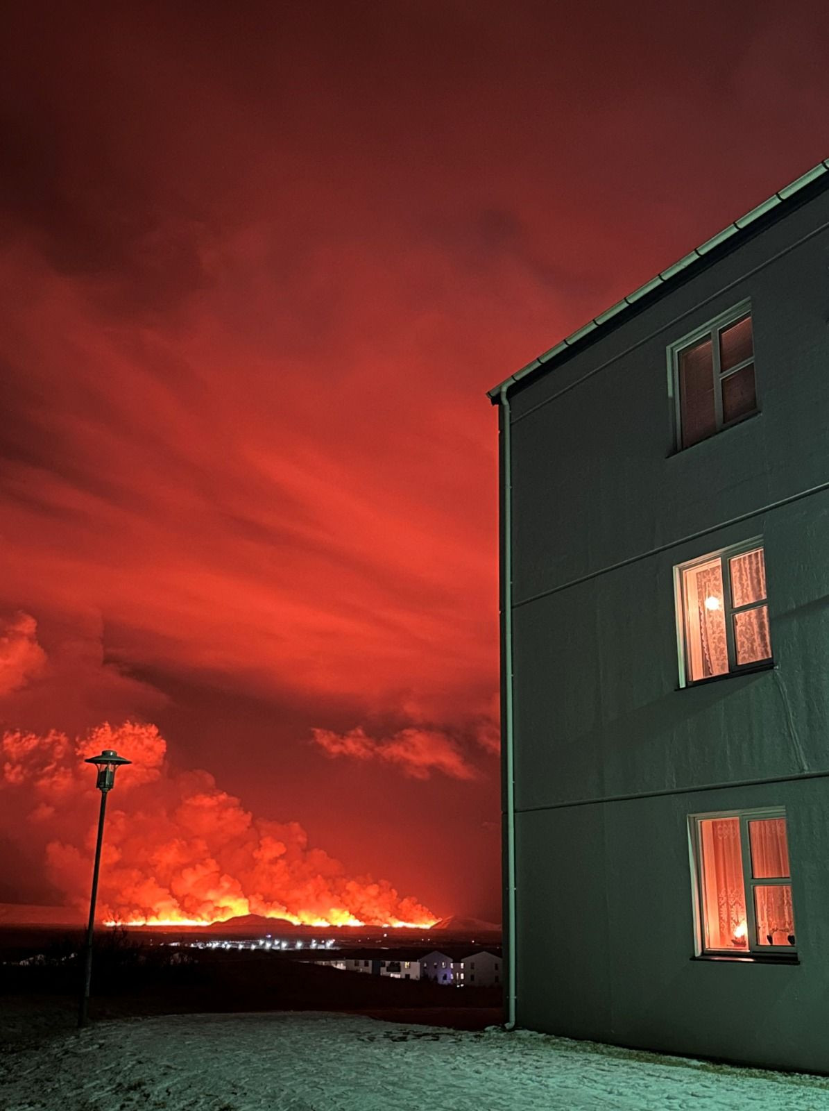 İzlanda'da yanardağ patladı: 3,5 kilometrelik yarık büyüyor - Sayfa 1