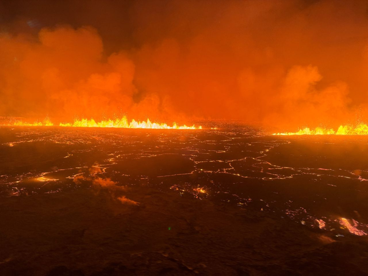 İzlanda'da yanardağ patladı: 3,5 kilometrelik yarık büyüyor - Sayfa 3