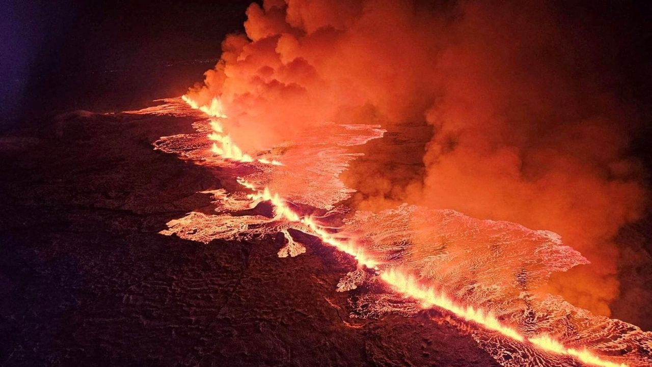 İzlanda'da yanardağ patladı: 3,5 kilometrelik yarık büyüyor - Sayfa 4