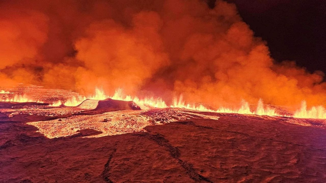 İzlanda'da yanardağ patladı: 3,5 kilometrelik yarık büyüyor - Sayfa 2