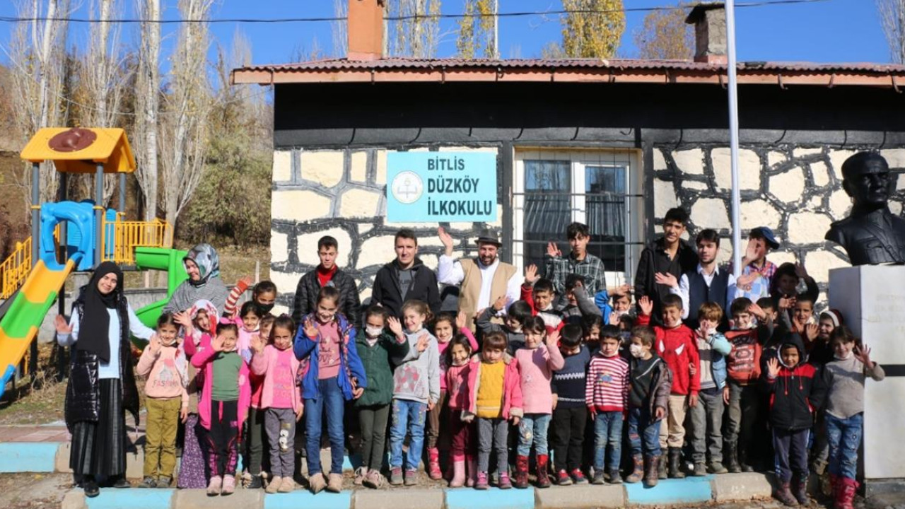 Bitlis'te köy okullarında tiyatro gösterimleri devam ediyor