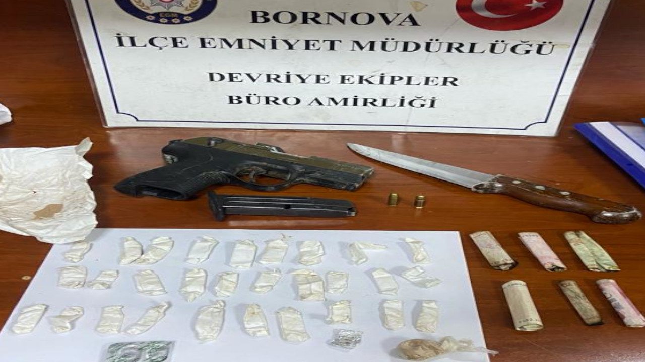 İzmir'de denetime takılan araçta tabanca ve uyuşturucu bulundu