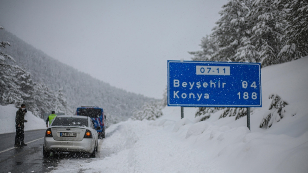 Antalya'da kardan kapanan yol açıldı