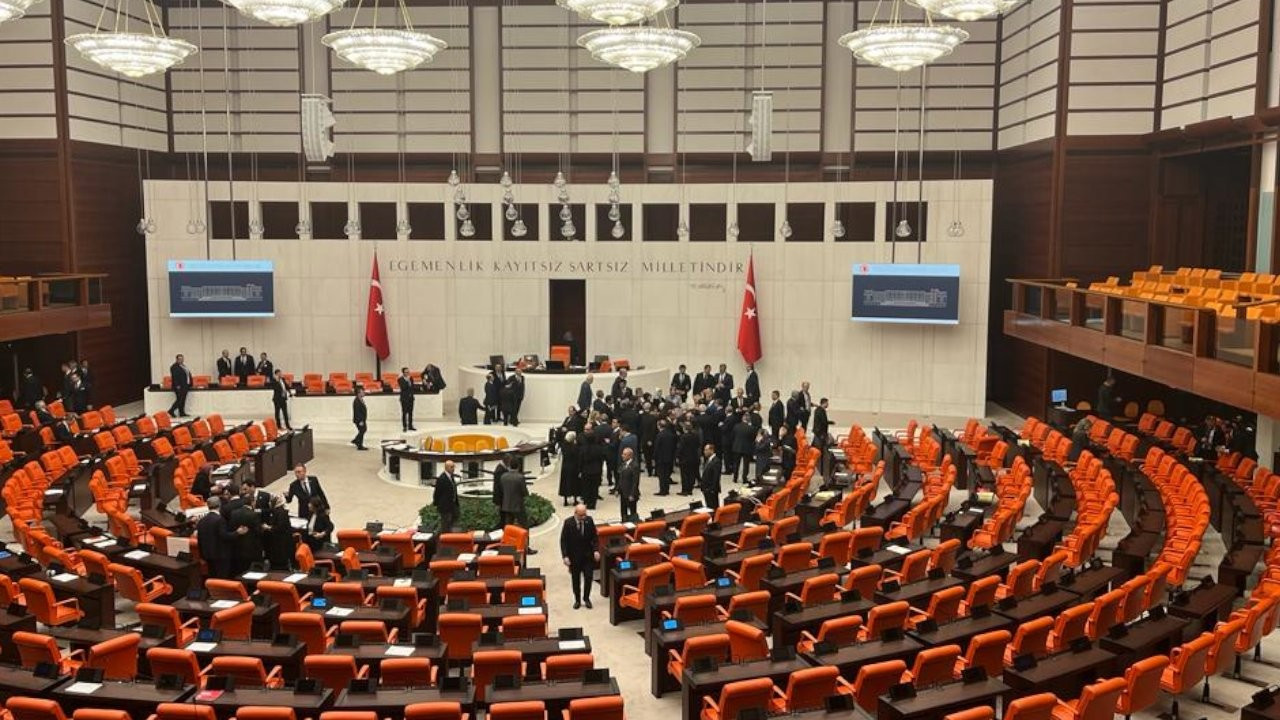 AK Parti milletvekilleri Ferit Şenyaşar’ın üzerine yürüdü