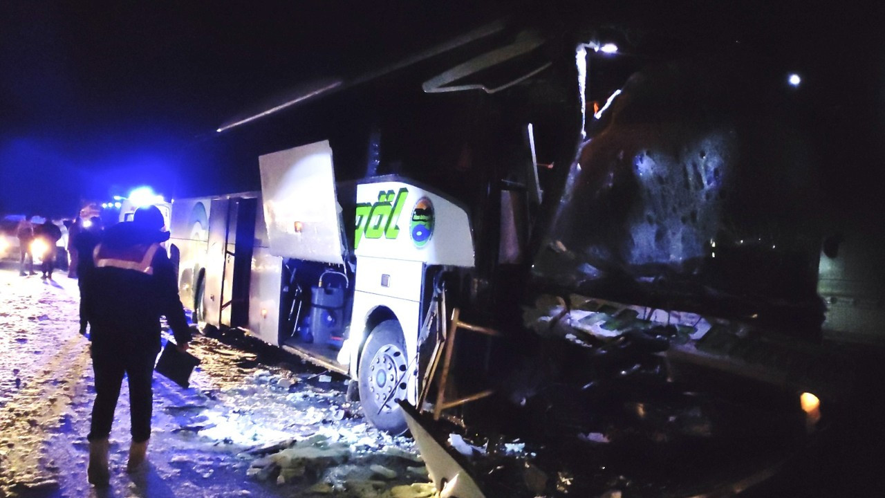Bingöl'de yolcu otobüsü ile TIR çarpıştı, 8 kişi yaralandı