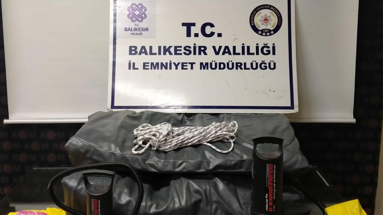 Balıkesir'de şüphe üzerine durdurulan iki araçta 11 mülteci yakalandı