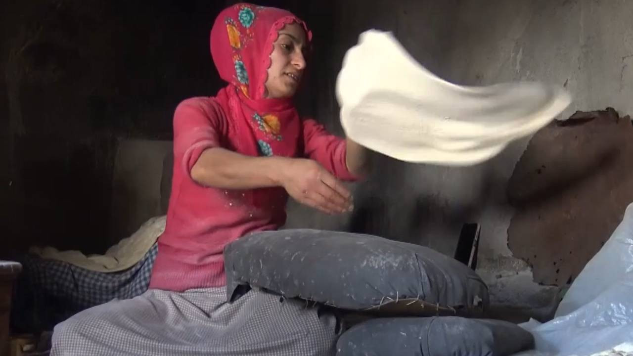 Kars'ta kadınlar tandırlarda imece usulü ekmek pişiriyor