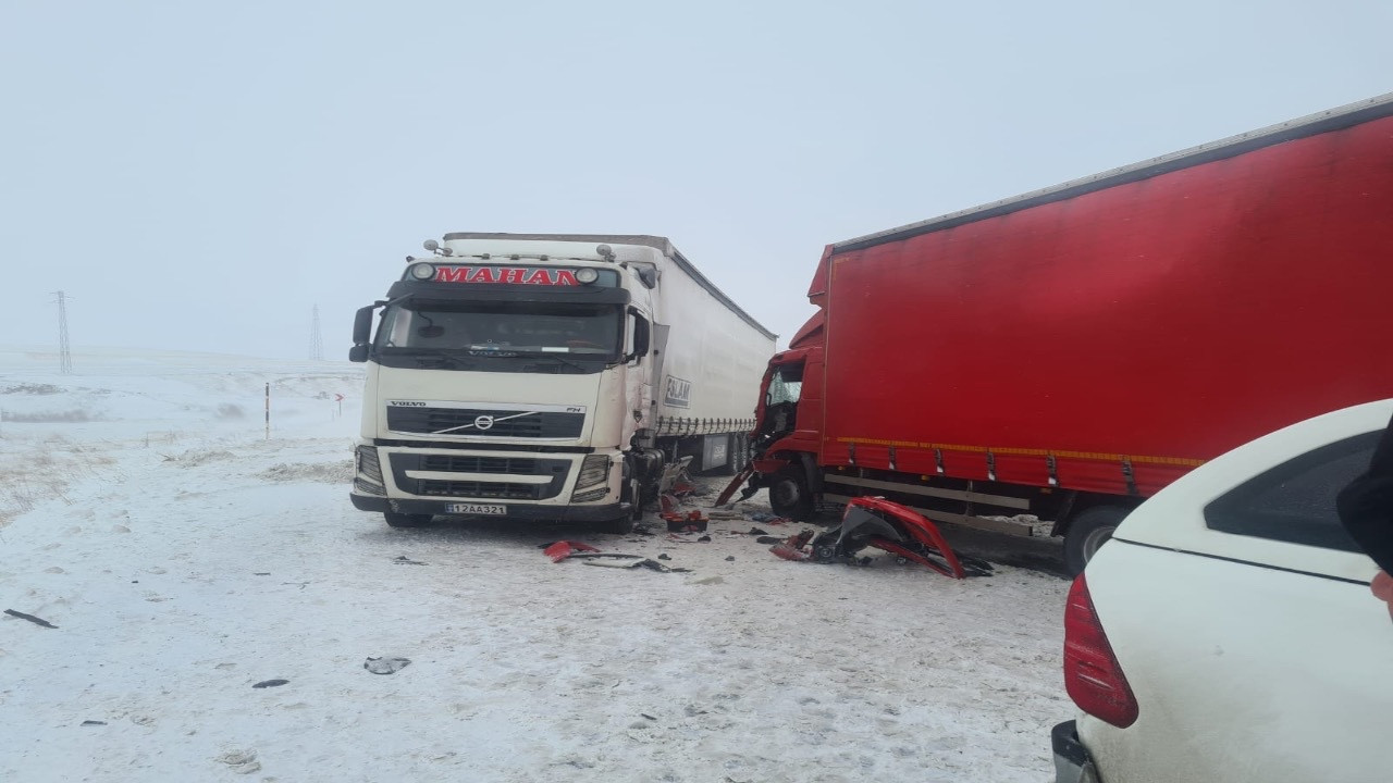 Erzurum'da tır ile kamyon çarpıştı: 1 yaralı