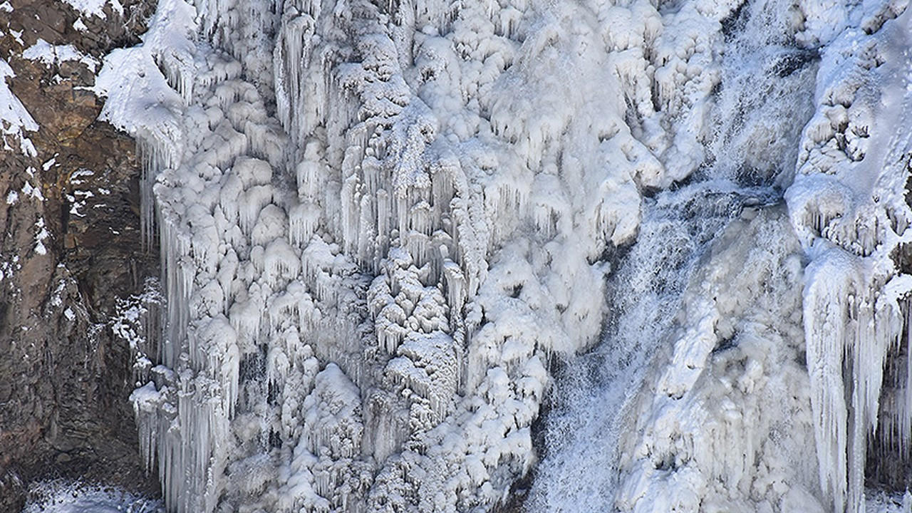 Kars'ta bulunan Susuz Şelalesi soğuk hava nedeniyle  kısmen buzlandı