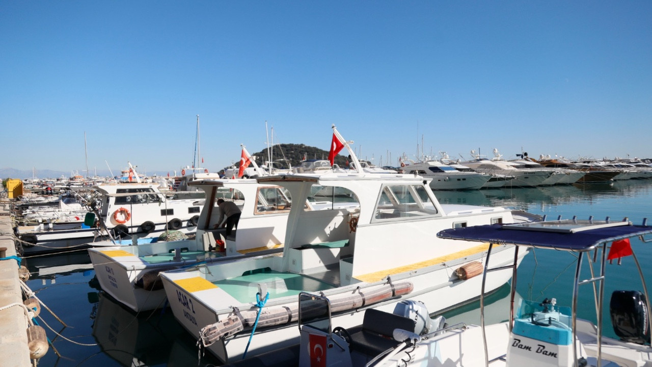 Antalya'da balıkçılar deniz kirliliği ve balon balıklarından şikayetçi