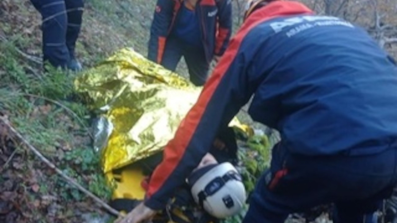 İzmir'de ormanda mahsur kalan kadın helikopterle kurtarıldı