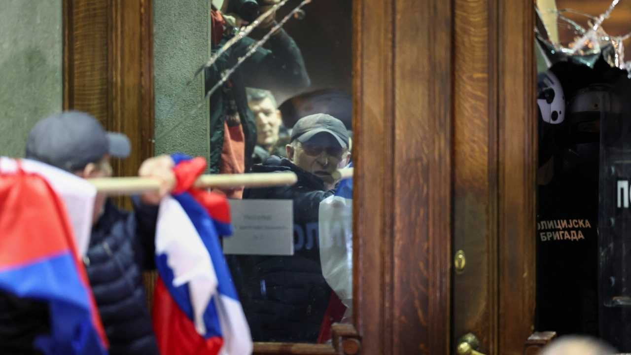 Sırbistan'da 'seçim hırsızlığı' iddiası: Eylemciler belediyeye girmeye çalıştı