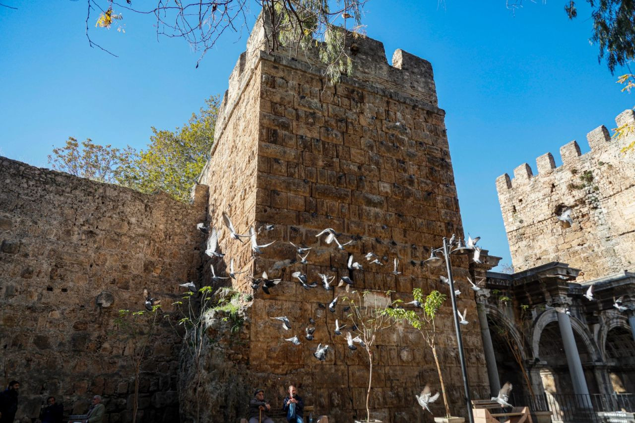 Güvercin dışkıları zarar verdi: Tarihi Üçkapılar restore edilecek - Sayfa 4