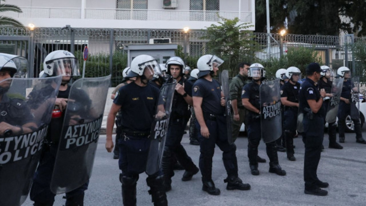 Yunanistan'da maç sırasında yaralanan polis öldü