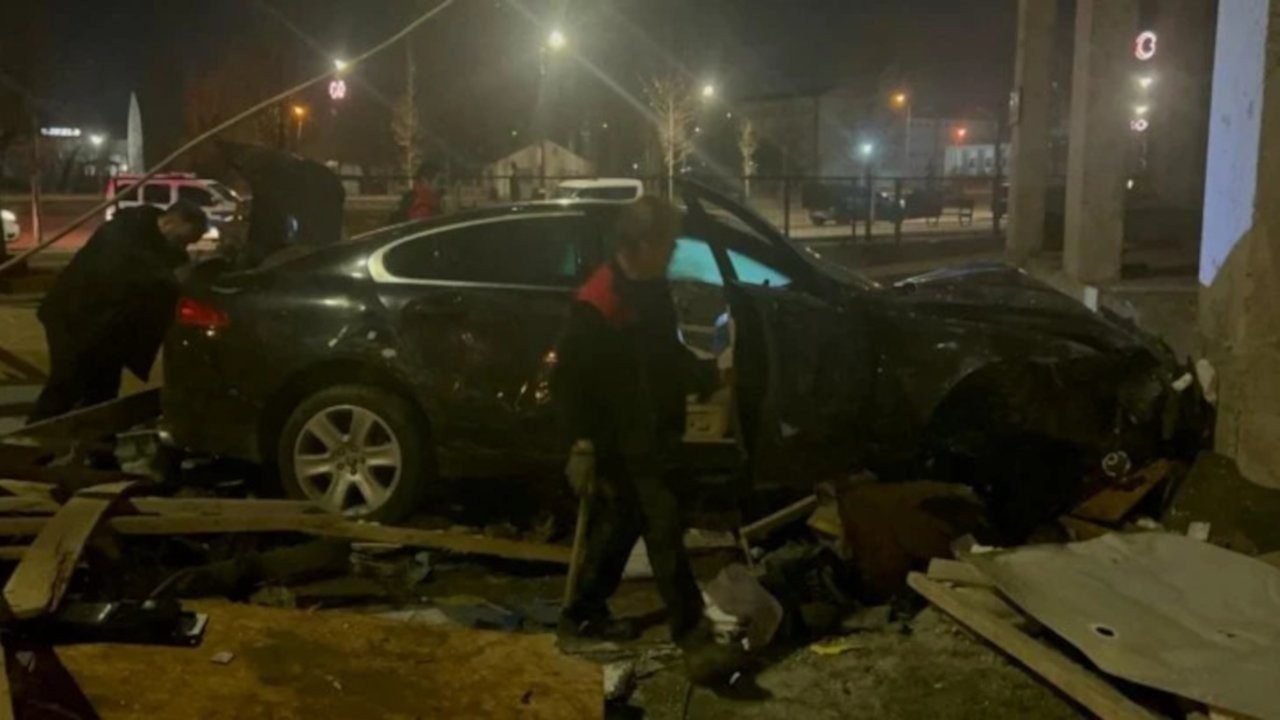 Sivas'ta otomobil inşaat duvarına çarptı: 4 yaralı