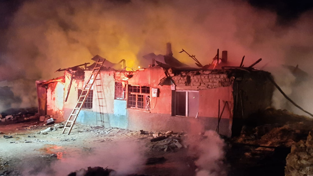 Sivas'ta yanan evin samanlığı hasar gördü