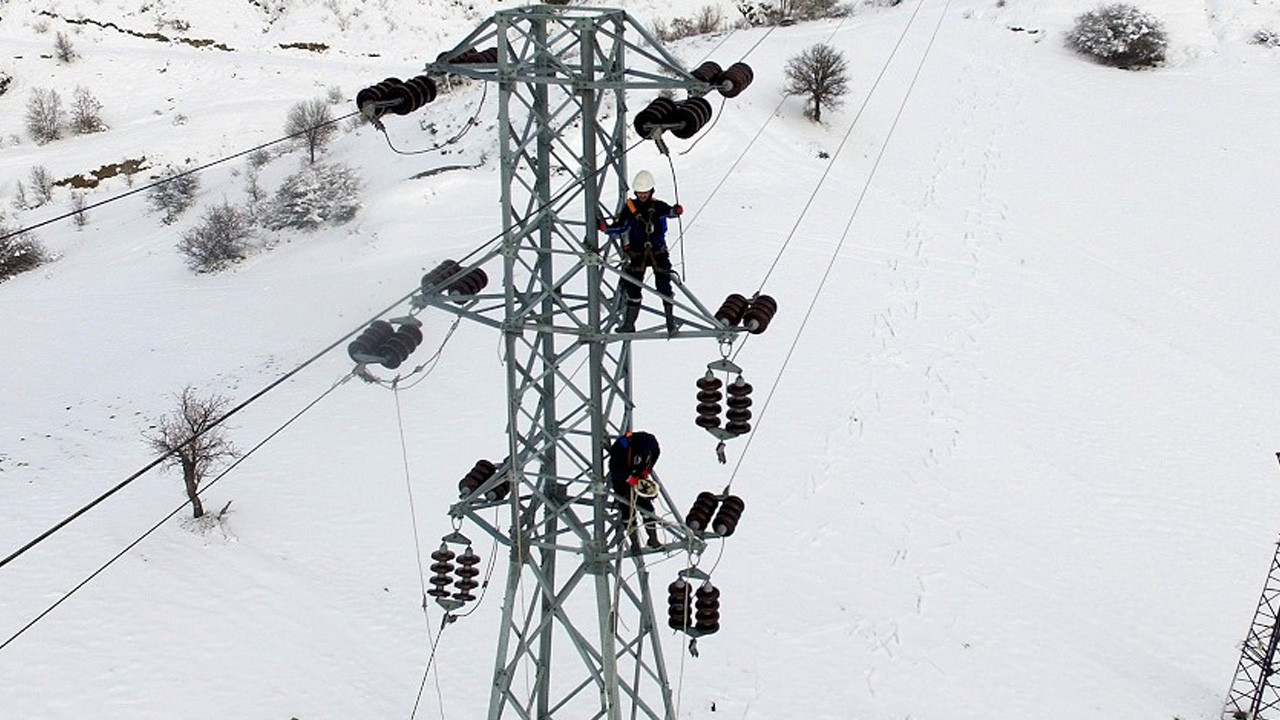 Kars'ta yüksek gerilim hattında oluşan arızalar giderildi