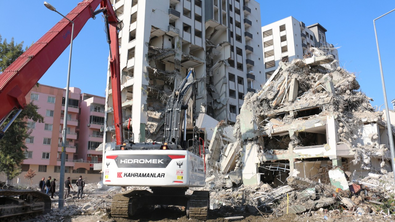 Hatay'da yıkım sırasında ağır hasarlı bina zarar gördü, 2 bina boşaltıldı