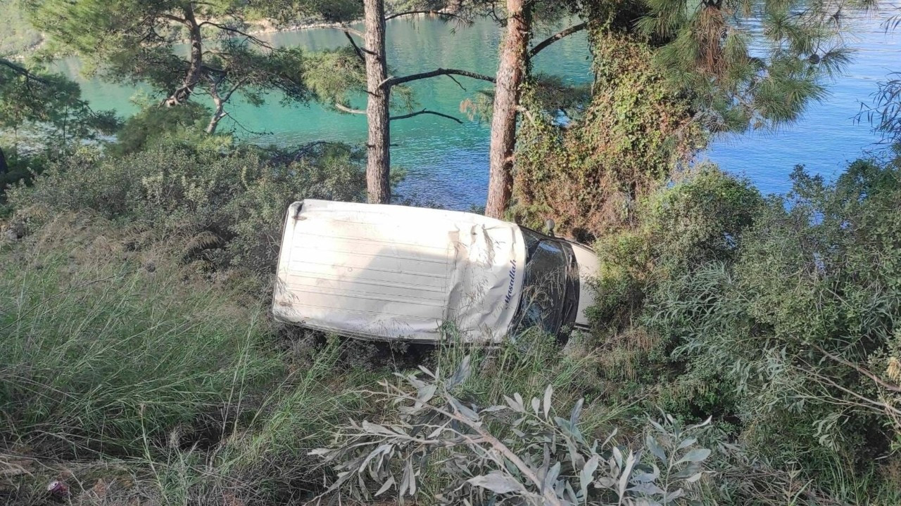 Kaza yapan minibüsü denize düşmekten çam ağacı kurtardı