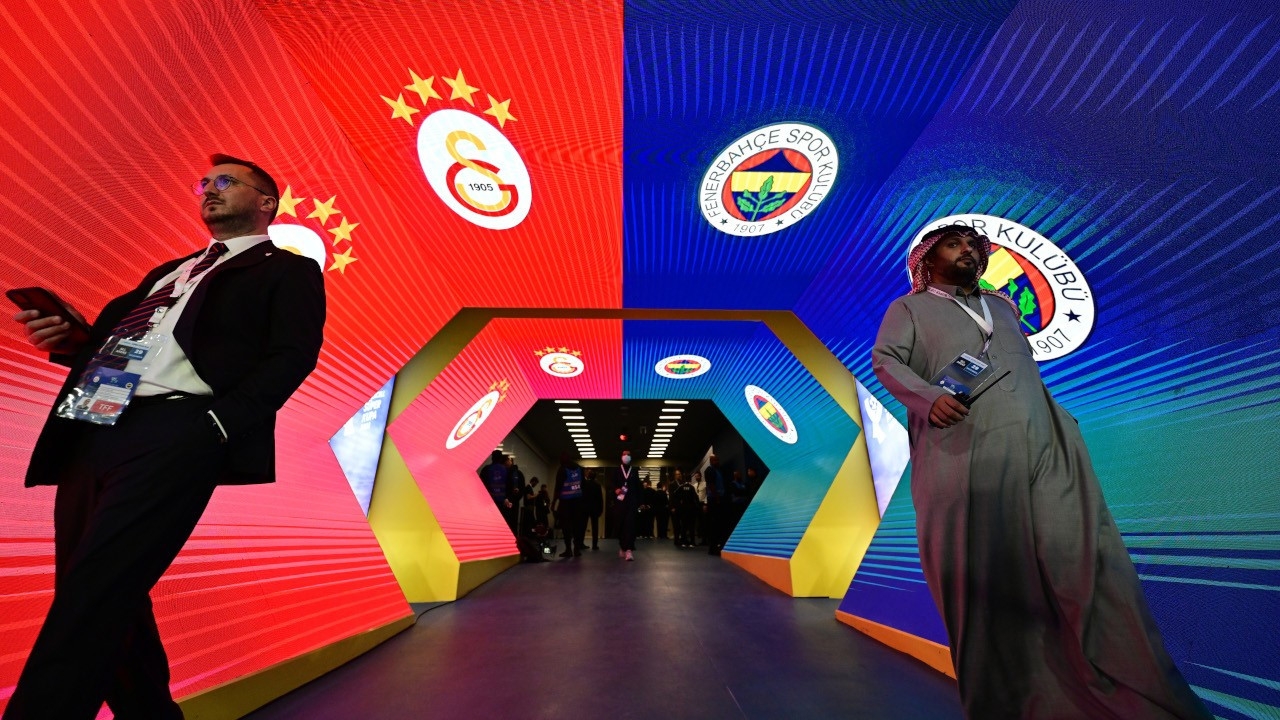 Suudi polisi, soyunma odasına girip Fenerbahçe'nin pankartını aldı
