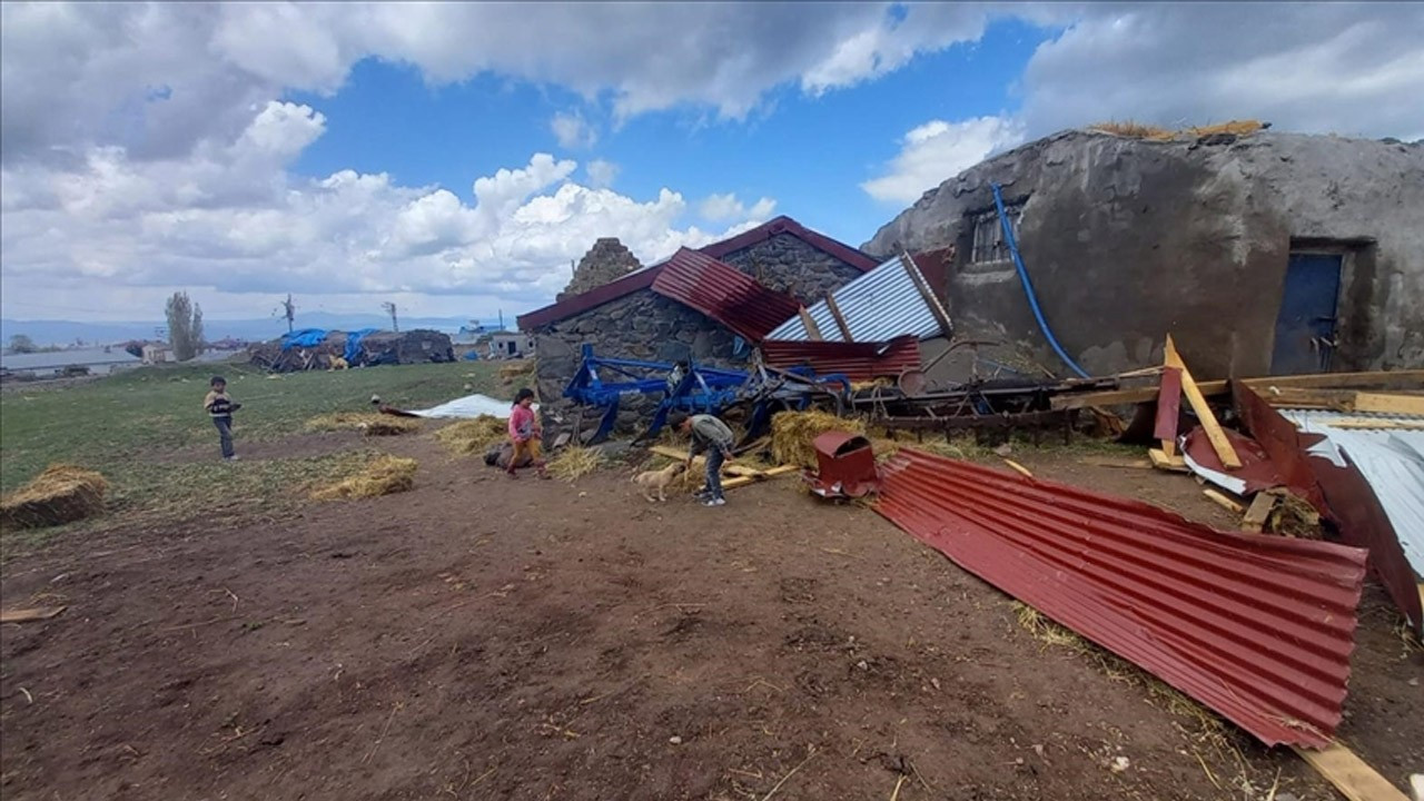 Kars'ta rüzgardan zarar gören köylerde hasar tespit çalışması başladı