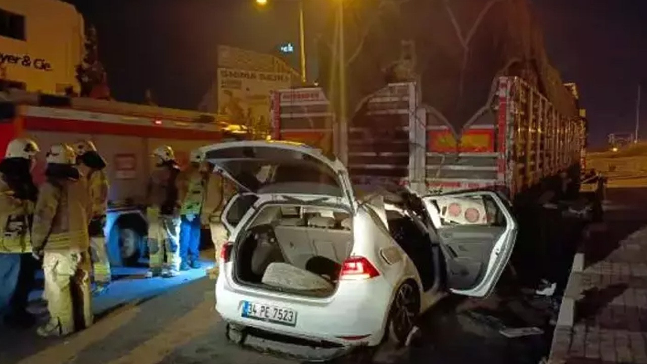 Esenler'de otomobil park halindeki TIR'ın altına girdi: 2 ağır yaralı