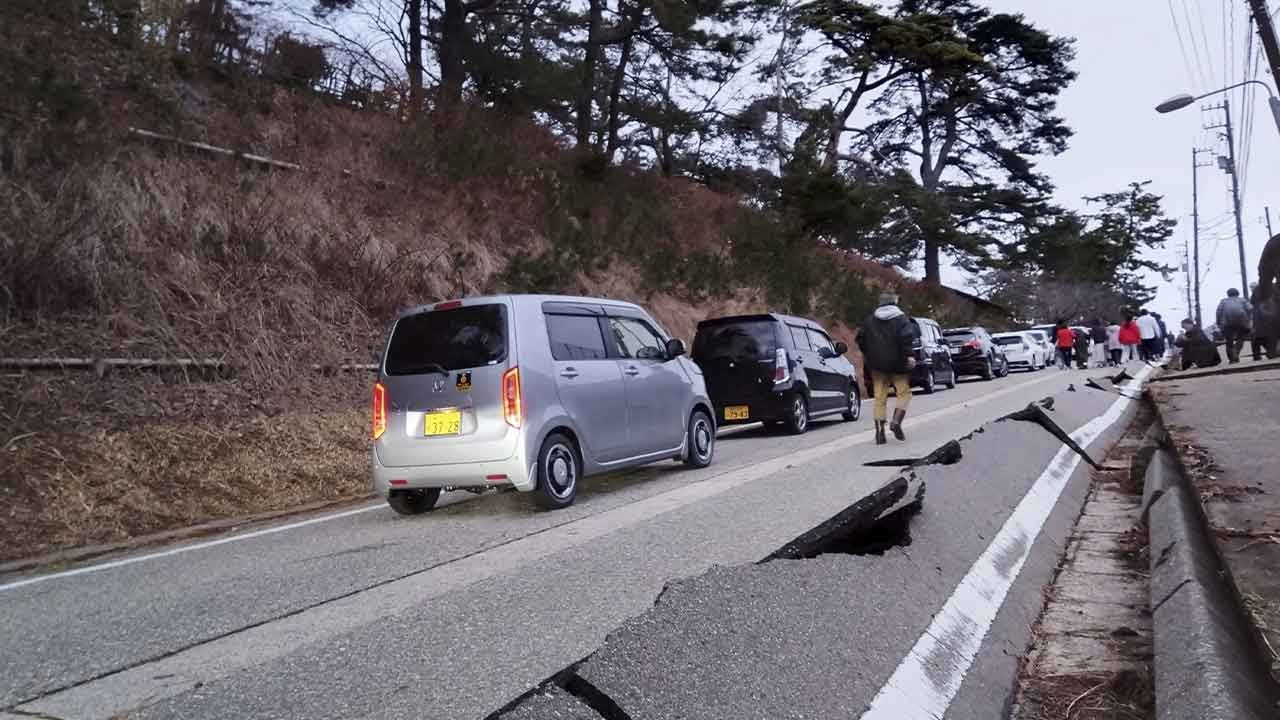 Japonya'da 7,6 büyüklüğünde deprem: Tsunami uyarısı yapıldı