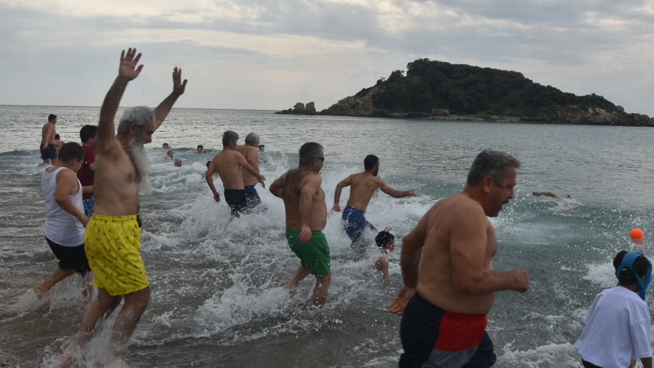 Mersin'de çevre gönüllüleri soğuk havaya rağmen denize girdi