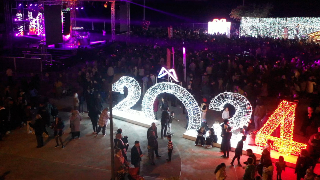 Mersinliler yeni yılı sokak partisi ile karşıladı