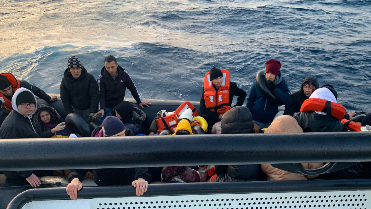 İzmir açıklarında 43 mülteci yakalandı