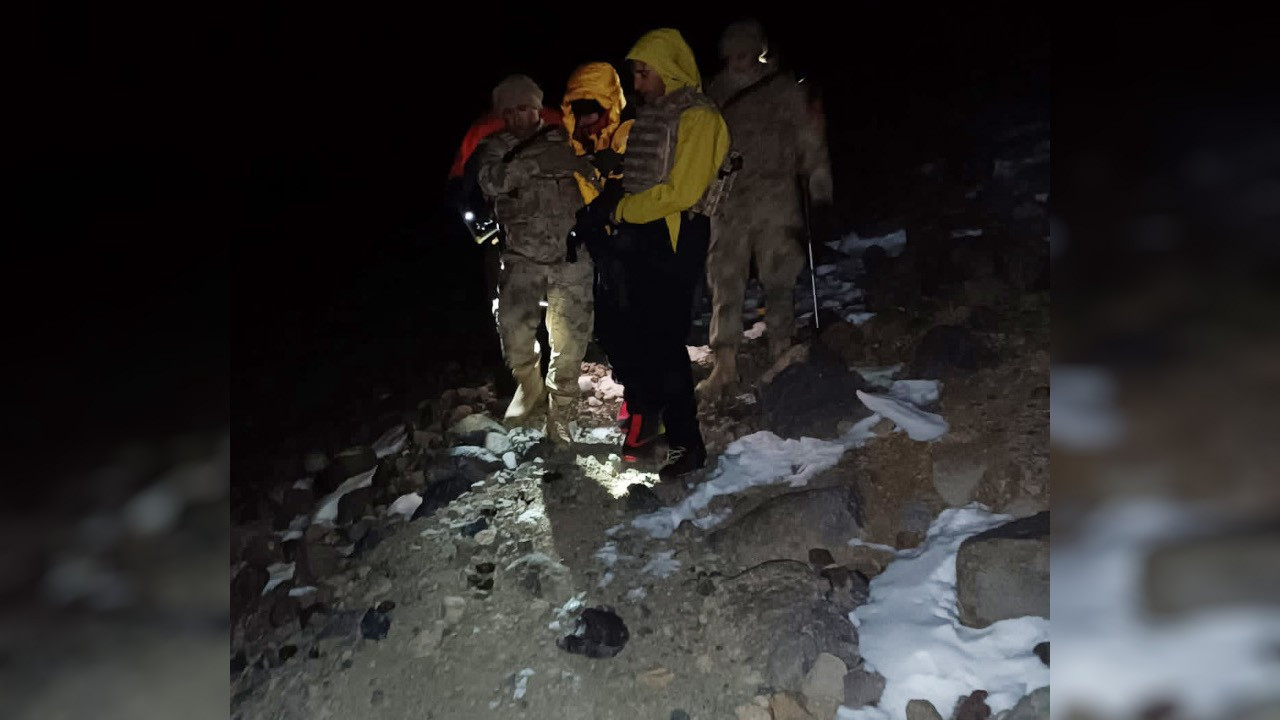 Ağrı Dağı zirvesinde yaralanan dağcı kurtarıldı